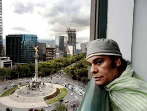 Juan Gabriel mirando desde el hotel Maria Isabe Sheraton a la ciudad de Mexico.